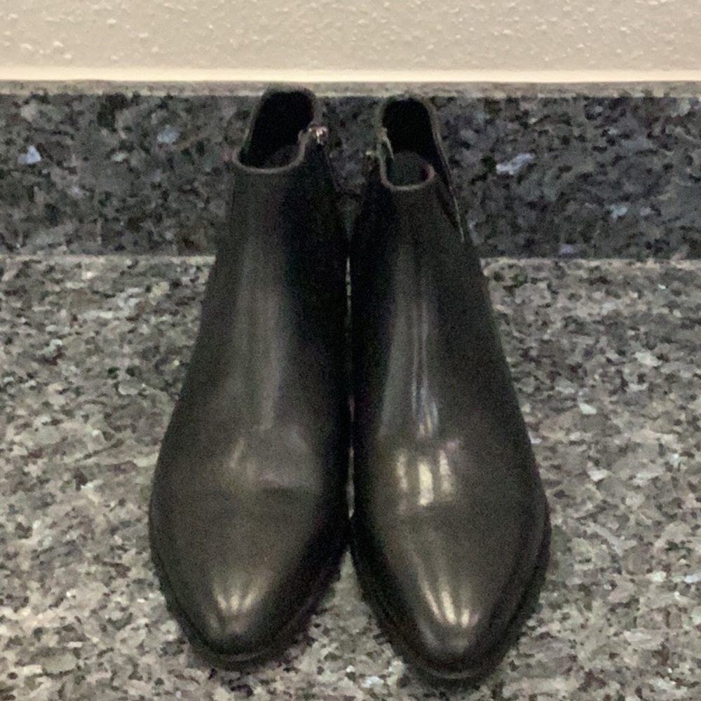 Preowned Women’s Sarto Ankle Booties Black Size 8M (Item#S010)